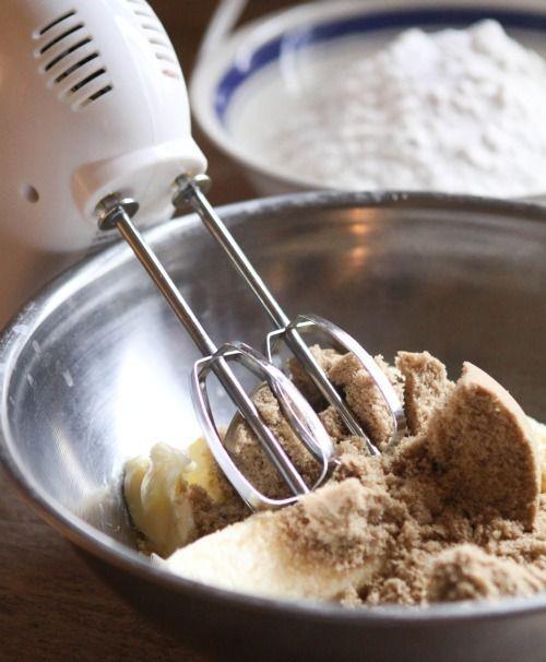 รูปภาพ:http://picky-palate.com/wp-content/uploads/2011/01/creaming-butter-and-sugars.jpg