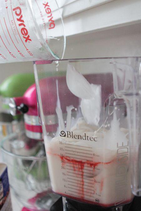 รูปภาพ:http://picky-palate.com/wp-content/uploads/2013/07/Frozen-Strawberry-Milk-Slushy-5.jpg