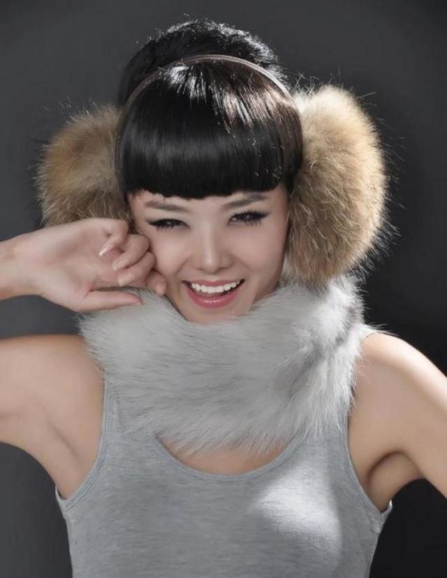 รูปภาพ:https://www.solidrop.net/photo-3/oversized-earmuffs-and-winter-earmuffs-raccoon-cute-fox-fur-ear-package-plush-earmuffs-warm-fur.jpg