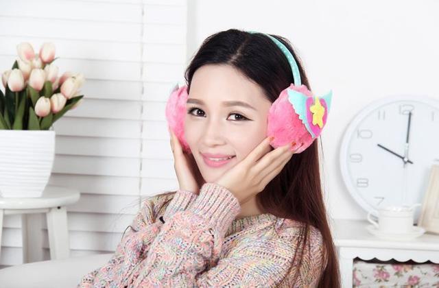 รูปภาพ:http://g02.a.alicdn.com/kf/HTB15zZ6KVXXXXbeapXXq6xXFXXXA/Free-Shipping-Winter-Girl-Women-Colorful-Cheap-Earmuffs-Cute-font-b-Ear-b-font-Muffs-Weight.jpg