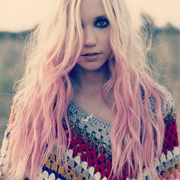 รูปภาพ:http://hairstylehub.com/wp-content/uploads/2016/10/Hippie-Blonde-With-Pink-Ombre.jpg