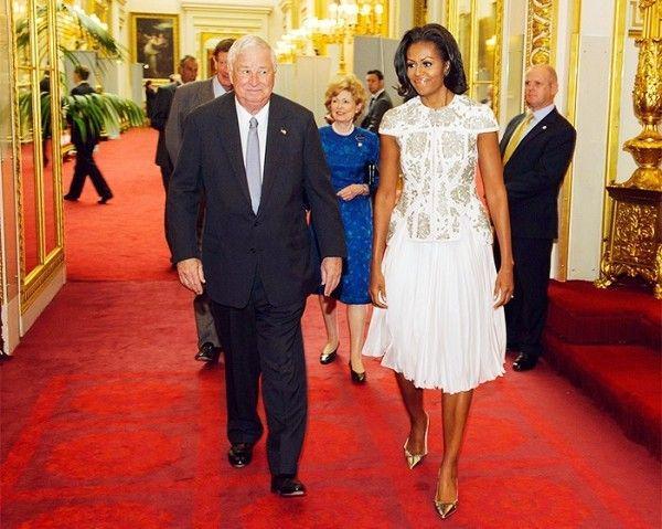 รูปภาพ:http://cliqueimg.com/cache/posts/186834/15-times-michelle-obama-wore-our-favorite-designers-1693409-1457725000.600x0c.jpg