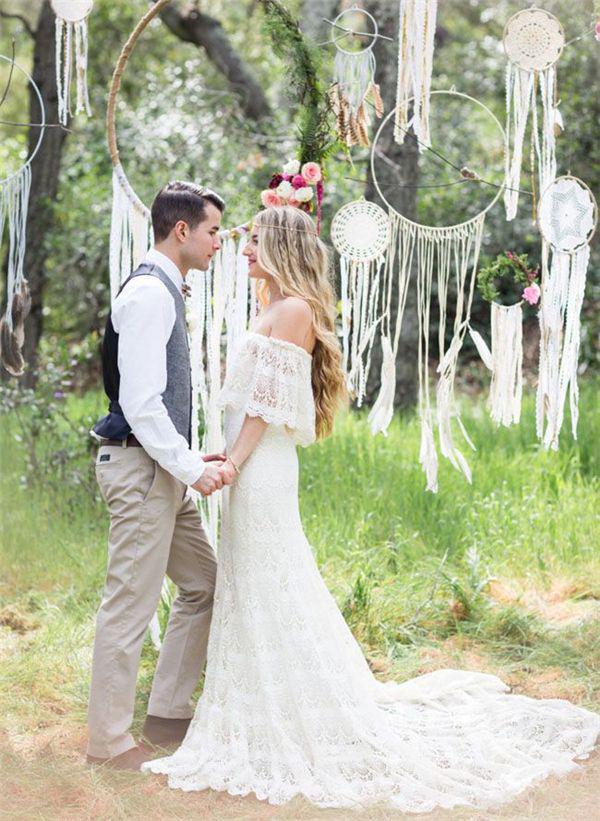 รูปภาพ:http://www.deerpearlflowers.com/wp-content/uploads/2015/09/bohemian-dreamcatchers-wedding-decor-ideas.jpg