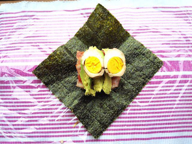 รูปภาพ:http://www.tokyourbankitchen.com/wp-content/uploads/2016/07/8.-Bacon-egg-avocado-onigirazu-Japanese-rice-sandwich.jpg