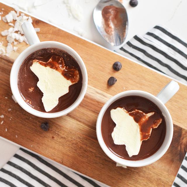 ภาพประกอบบทความ 'Whipped Cream Cubes' ก้อนวิปครีมโฮมเมด เติมรสชาติใหม่ให้เครื่องดื่มถ้วยโปรด