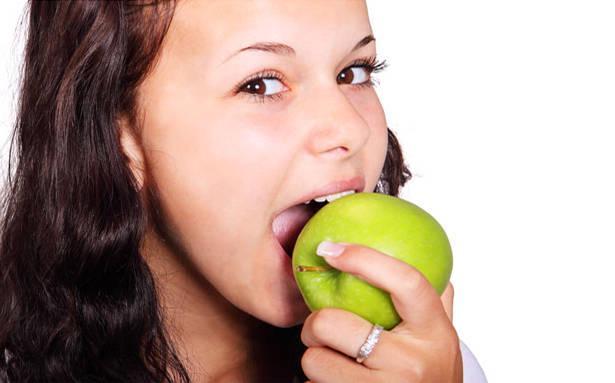 รูปภาพ:http://www.natural-homeremedies-for-life.com/images/woman-bites-apple.jpg