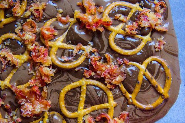 รูปภาพ:http://i2.wp.com/www.theswirlingspoon.com/wp-content/uploads/2015/08/candied-chilli-pretzel-chocolate-bark-10-of-171.jpg