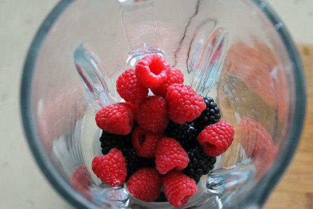 รูปภาพ:https://images.britcdn.com/wp-content/uploads/2012/08/Berry-BerriesBlender.jpg