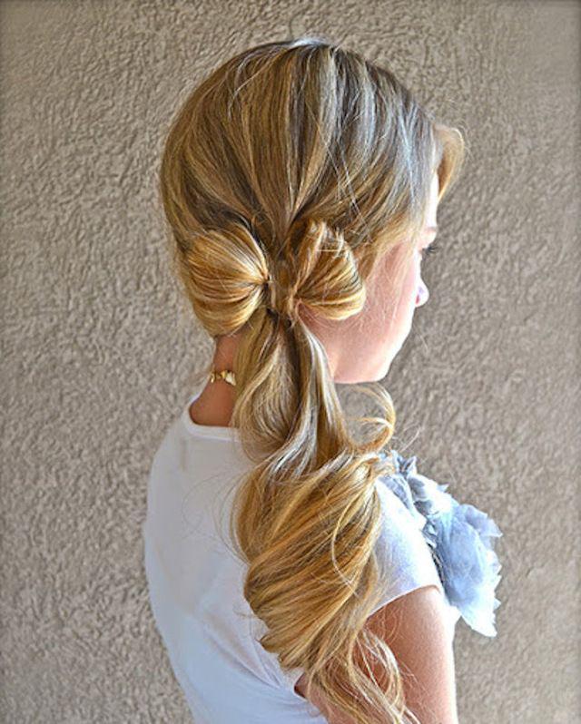 รูปภาพ:http://fmag.com/wp-content/uploads/2014/12/Line-Bow-Curled-Side-Ponytail-for-Long-Hair2.jpg