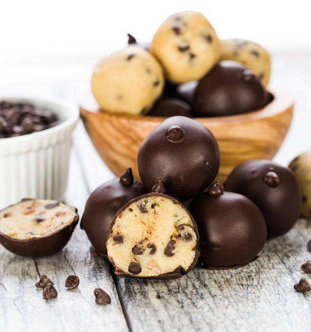 รูปภาพ:http://www.garnishwithlemon.com/wp-content/uploads/2015/12/Chocolate-Chip-Cookie-Dough-Truffles-2015-2-of-2.jpg