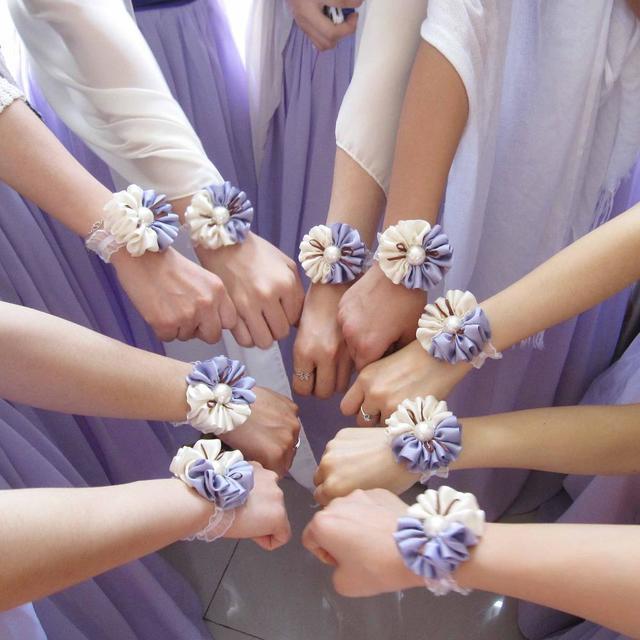 รูปภาพ:http://g02.a.alicdn.com/kf/HTB1fP41KFXXXXbQXVXXq6xXFXXXN/10pcs-lot-Korean-sisters-hand-flower-color-purple-flower-font-b-wrist-b-font-font-b.jpg