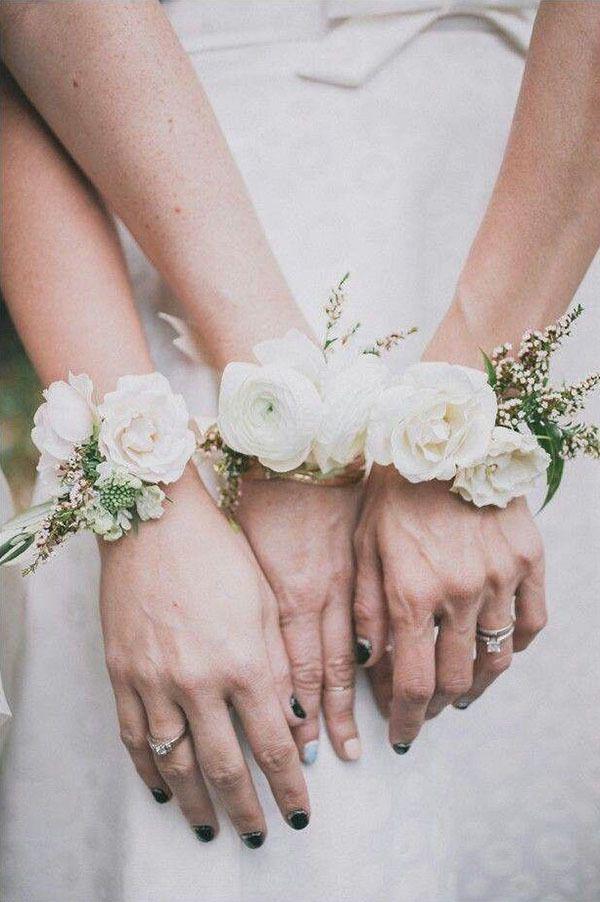 รูปภาพ:http://www.simplypeachy.com/wp-content/uploads/2014/08/white-bridesmaids-wrist-corsage.jpg
