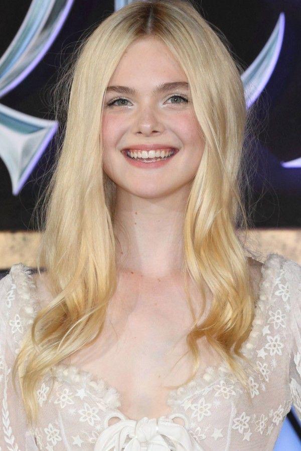 รูปภาพ:http://assets.instyle.co.uk/instyle/live/styles/article_landscape_600_wide/s3/galleries/13/04/Elle-Fanning-Maleficent-film-premiere-AtelierVersace_1.jpg?itok=IwCRsRAM