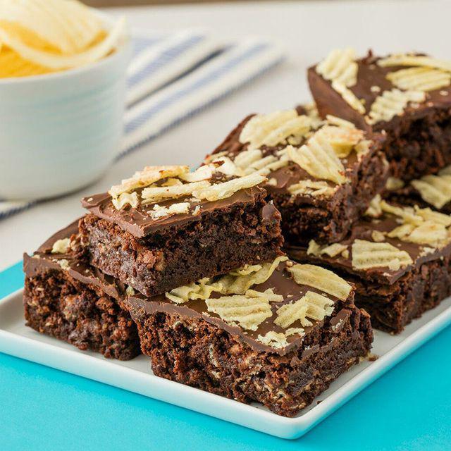 ภาพประกอบบทความ 'Potato Chip Brownies' เมนูบราวนี่มันฝรั่งทอด อร่อยแปลกใหม่ไม่ซ้ำใคร