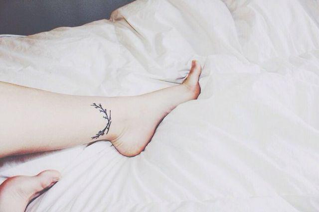 รูปภาพ:http://create-tattoos.com/wp-content/uploads/2015/09/simple-branch-tattoo-on-ankle.jpg