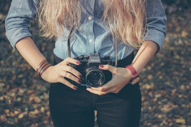 รูปภาพ:http://ejennsolutions.com/wp-content/uploads/2015/11/photography-unsplash-women-camera-vintage.jpg