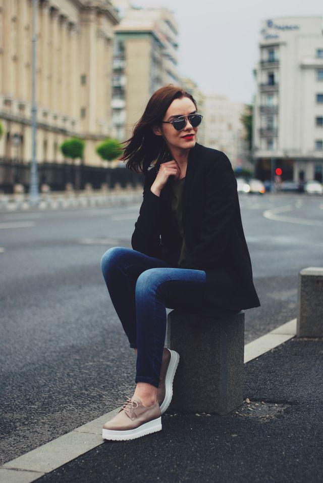 รูปภาพ:http://couturezilla.com/wp-content/uploads/2016/05/Jeans-black-blazer-khaki-tshirt-nude-shoes-black-leather-bag-so-real-sunglasses-spring-outfit-by-Andreea-Birsan-10.jpg