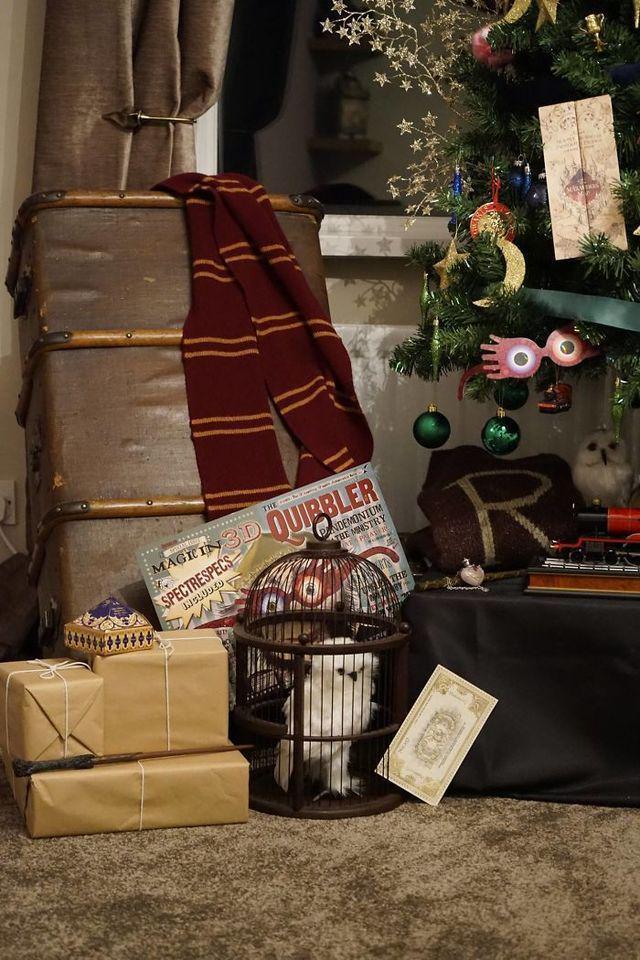 รูปภาพ:http://static.boredpanda.com/blog/wp-content/uploads/2016/11/Harry-Potter-Themed-Christmas-Tree-by-Kathryn-Burnett-9-583da3263be8f__700.jpg