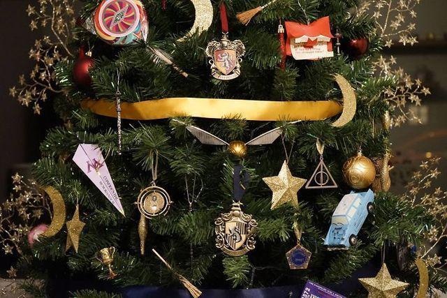รูปภาพ:http://static.boredpanda.com/blog/wp-content/uploads/2016/11/This-Harry-Potter-Themed-Christmas-Tree-is-a-Feast-for-Potterheads-583e864a51427__700.jpg
