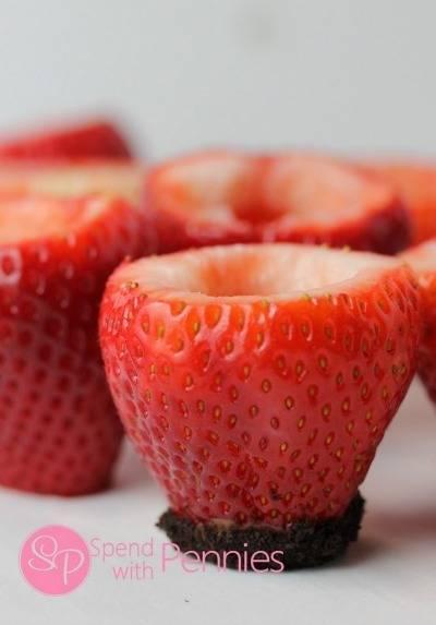 รูปภาพ:http://www.spendwithpennies.com/wp-content/uploads/2014/05/Dipping-the-chocolate-cheesecake-strawberries-into-chocolate.jpg