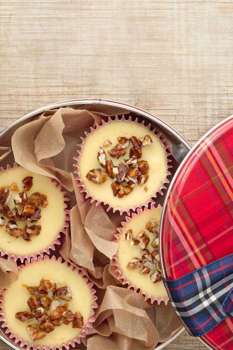 รูปภาพ:http://ghk.h-cdn.co/assets/16/33/480x720/gallery-1471551096-54fe2001861e4-mini-cheesecakes-sugared-pecans-recipe-clx1213-s2.jpg