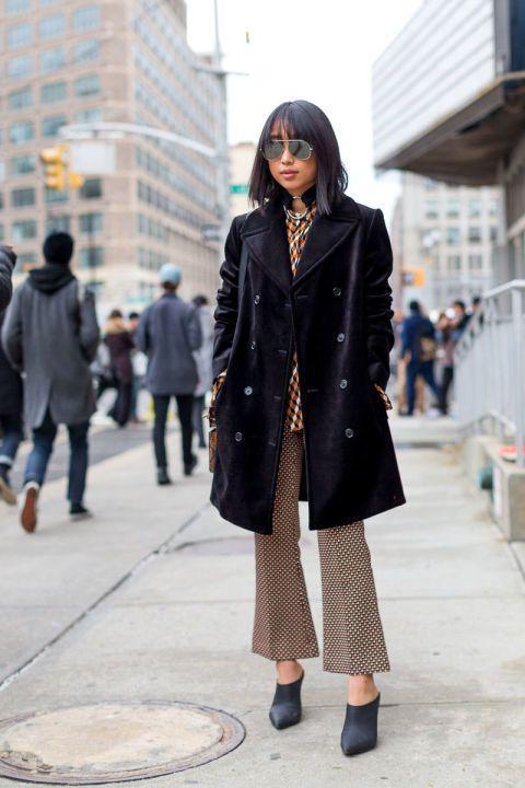 รูปภาพ:http://www.closetfulofclothes.com/wp-content/uploads/2016/02/cropped-flares-printed-pants-mixed-prints-velvet-coat-nyfw-street-style-mules-hbz.jpg