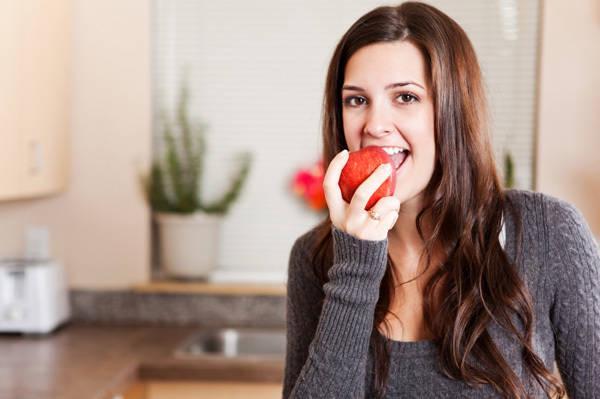 รูปภาพ:http://cdn.sheknows.com/articles/2011/01/woman-eating-apple.jpg