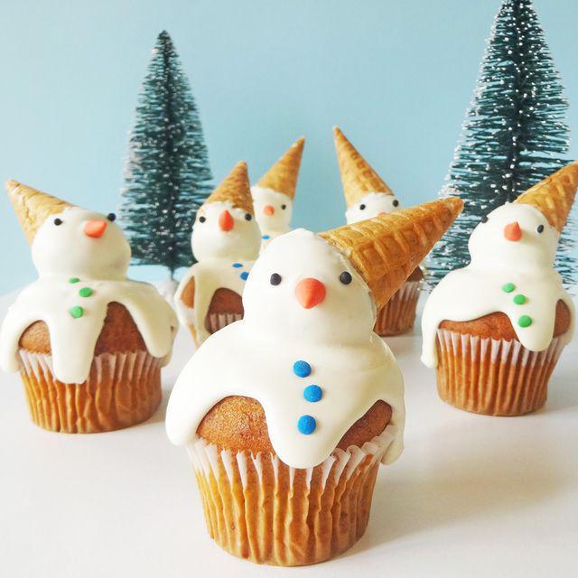 ภาพประกอบบทความ Snowmen Cupcakes คัพเค้กตุ๊กตาหิมะแสนมุ้งมิ้ง ทำง่ายๆ แถมหน้าตาน่ารักซะไม่มี