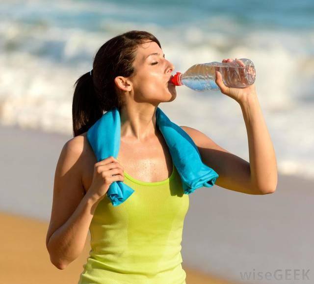 รูปภาพ:http://images.wisegeek.com/woman-in-green-shirt-and-blue-towel-around-her-neck-drinking-water.jpg