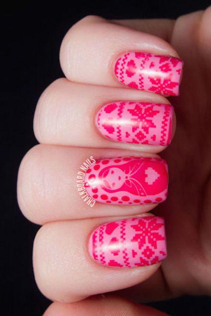 รูปภาพ:http://ghk.h-cdn.co/assets/16/46/1479157440-pink-sweater-nail-art-nesting-doll-christmas-nail-art-1.jpg