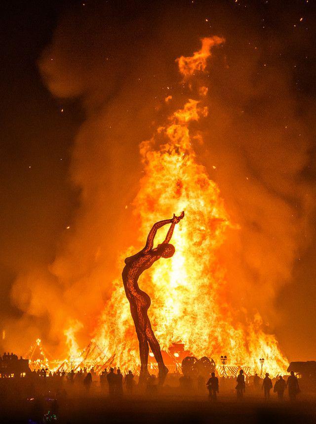 รูปภาพ:https://photos.smugmug.com/Burning-Man/i-DwXrZ4v/1/X3/Burning-Man-Last-Day-Night%20(1003%20of%201120)-2-X3.jpg