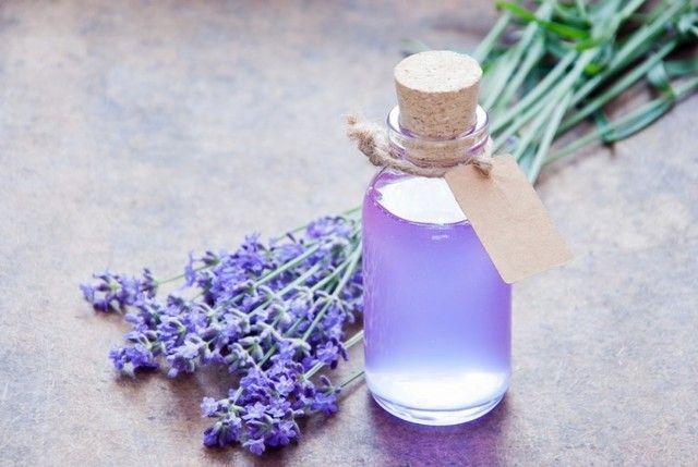 รูปภาพ:http://www.dailybeautyhack.com/wp-content/uploads/2016/02/Aromatherapy-oil-and-lavender-lavender-spa-Wellness-with-lavender-lavender-syrup-on-a-wooden-background-805x539.jpg