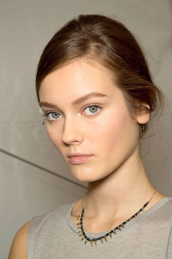 รูปภาพ:http://hbz.h-cdn.co/assets/cm/15/04/54bccd9635ffe_-_hbz-makeup-trend-ss13-glowing-skin-valentino-xln.jpg