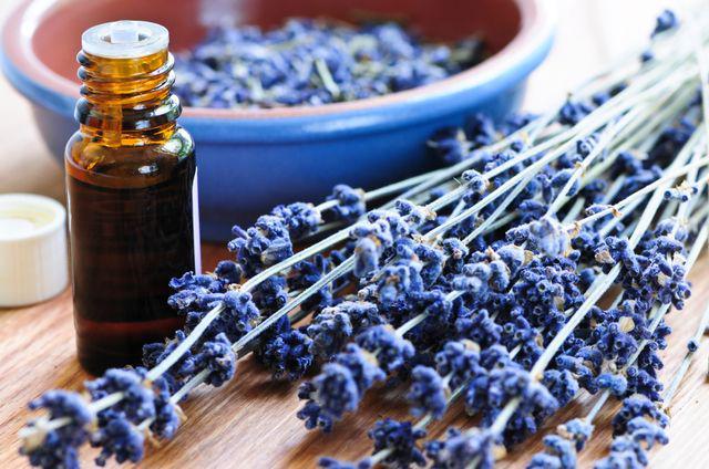 รูปภาพ:http://www.naturallivingideas.com/wp-content/uploads/2014/06/lavender-essential-oil.jpg