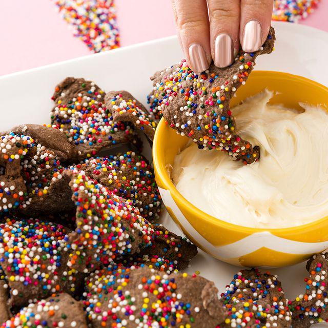 ตัวอย่าง ภาพหน้าปก:Chocolate Funfetti Nachos ขนมกินเล่นสูตรเด็ด ได้รสชาติของช็อกโกแลตเต็มๆ 