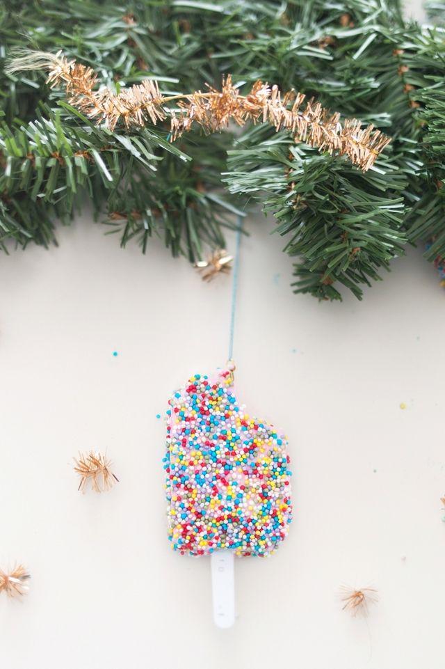 รูปภาพ:https://images.britcdn.com/wp-content/uploads/2016/11/Popsicle-Christmas-Tree-Ornament_0004.jpg
