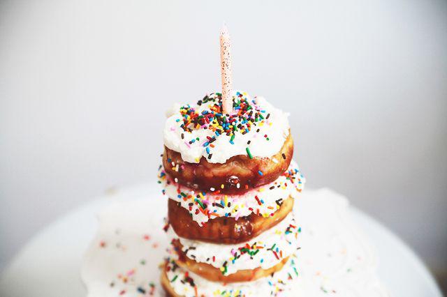 รูปภาพ:https://images.britcdn.com/wp-content/uploads/2015/07/Donut-Birthday-Cake-3.jpg