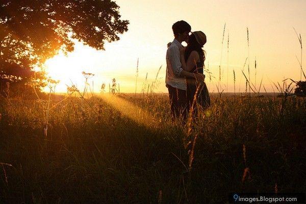 รูปภาพ:http://4.bp.blogspot.com/-WHNeWjzAub8/UROL7SiQGZI/AAAAAAAALUM/AzKr9rfhUUU/s1600/kiss-hugging-teen-couple-sunset-adorable.jpg