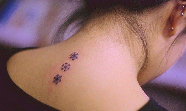 รูปภาพ:https://www.askideas.com/media/14/Black-Three-Snowflakes-Tattoo-On-Girl-Upper-Back.jpg