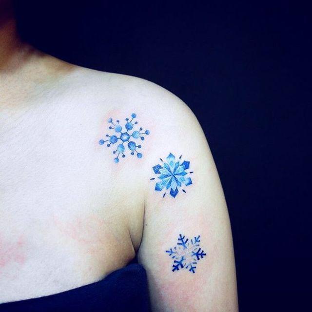 รูปภาพ:http://www.boredart.com/wp-content/uploads/2016/06/Cute-and-Artsy-Snowflake-Tattoos-2.jpg