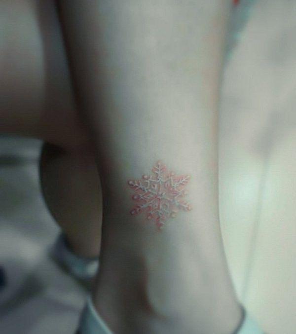 รูปภาพ:http://tattooimages.biz/images/gallery/lovely_white_ink_snowflake_ankle_tattoo.jpg
