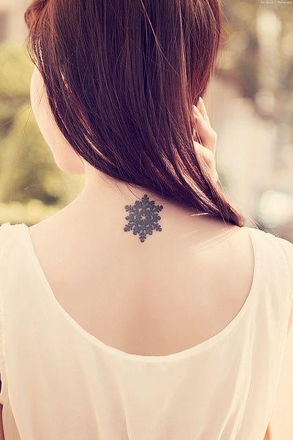 รูปภาพ:http://tattoomagz.com/wp-content/uploads/2014/08/simple-snowflake-tattoo-on-neck.jpg