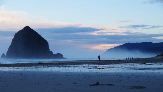 รูปภาพ:https://www.flightcentre.ca/blog/wp-content/uploads/2015/11/Cannon-Beach-Oregon-Coast.jpg