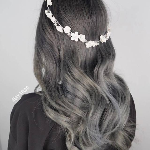 ภาพประกอบบทความ เผยลุคปังส์ "Smoke grey hair color" ผมสีควันไฟ สวยแซ่บร้องซี้ดรับปี 2017 