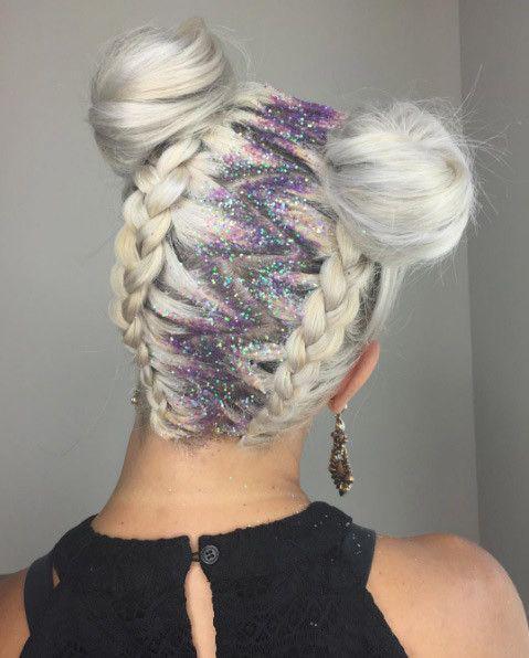 รูปภาพ:http://cdn3-www.thefashionspot.com/assets/uploads/gallery/19-double-bun-hair-ideas-because-two-buns-are-better-than-one/bouchy-hair-blonde-double-buns-with-zig-zag-part-glitter-roots.jpg