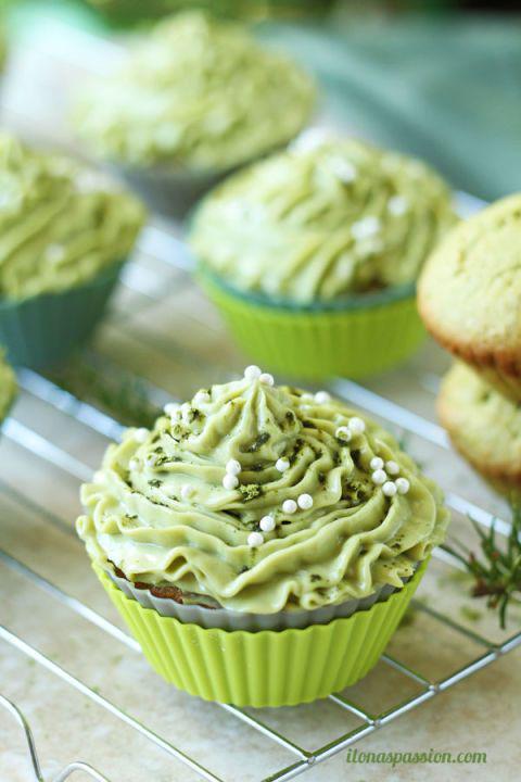 รูปภาพ:http://ghk.h-cdn.co/assets/16/31/480x720/gallery-1470256997-matcha-cupcakes-with-green-tea-cream-cheese-frosting.jpg