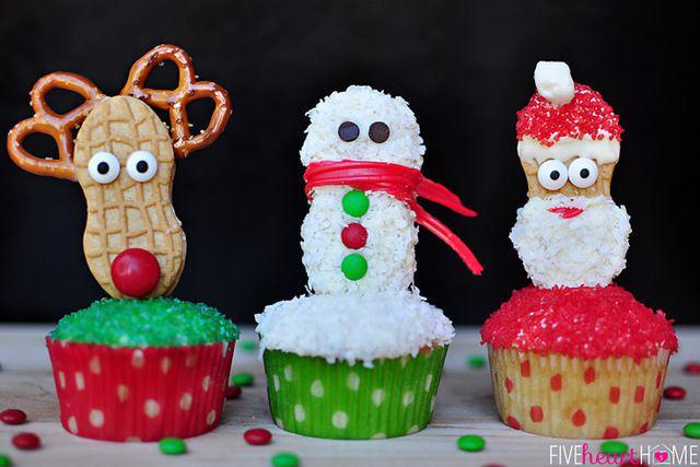 รูปภาพ:http://ghk.h-cdn.co/assets/15/35/1440703860-christmas-cupcake-toppers-using-nutter-butters-by-five-heart-home-700pxhoriz.jpg