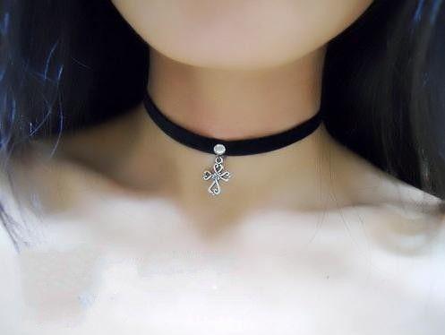 รูปภาพ:https://ae01.alicdn.com/kf/HTB1N_oOKpXXXXazXFXXq6xXFXXXe/vintage-gothic-jewelry-handmade-black-lace-silver-bronze-cross-pendant-chain-choker-necklace-new-arrival-2013.jpg