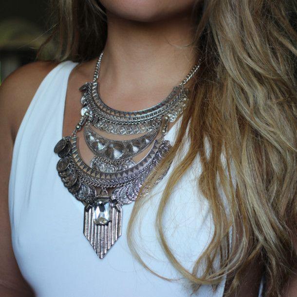 รูปภาพ:http://picture-cdn.wheretoget.it/40bdcu-l-610x610-jewels-necklace-statement+necklace-multi+layered-chain-coin+necklace-silver-jewelry+necklaces-edgy+style-girly-classy-sexy+dress.jpg