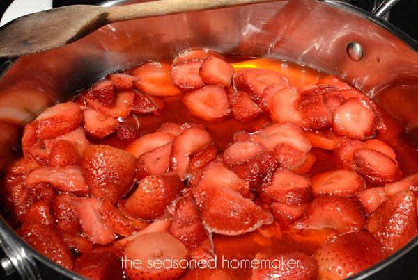 รูปภาพ:http://www.seasonedhomemaker.com/wp-content/uploads/2013/06/easy-strawberry-jam-1a.jpg